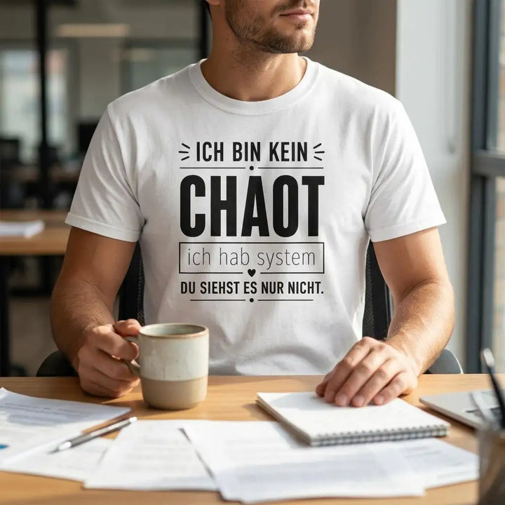 Mann trägt weißes T-Shirt mit Aufdruck „Ich bin kein Chaot – ich hab System“