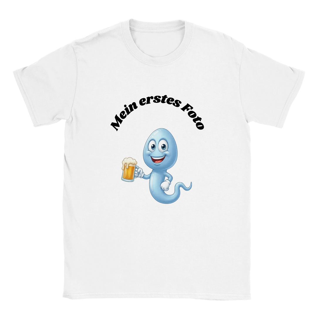 Weißes „Mein erstes Foto“ T-Shirt mit Baby-Motiv und Bierkrug als Flatlay