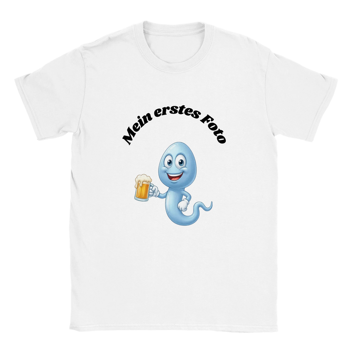 Weißes „Mein erstes Foto“ T-Shirt mit Baby-Motiv und Bierkrug als Flatlay