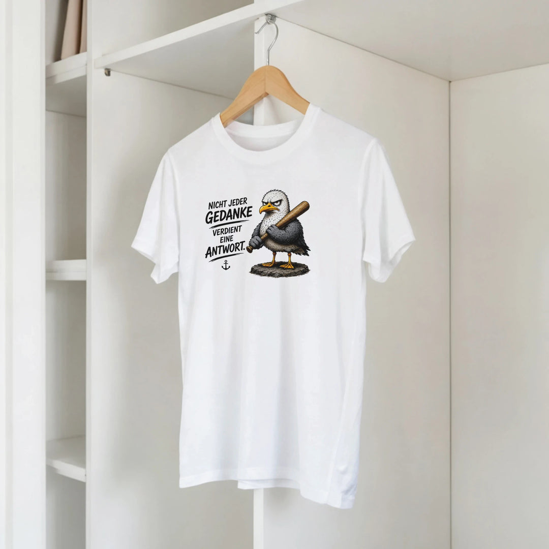 T-Shirt mit Möwen-Print hängt auf Kleiderbügel im offenen Schrank.