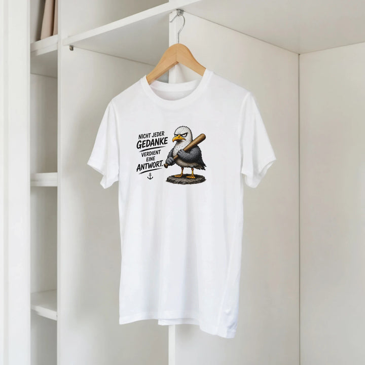 T-Shirt mit Möwen-Print hängt auf Kleiderbügel im offenen Schrank.
