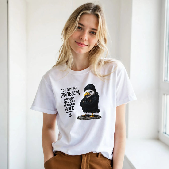 Blonde Frau lächelt im weißen T-Shirt, Frontansicht am hellen Fenster