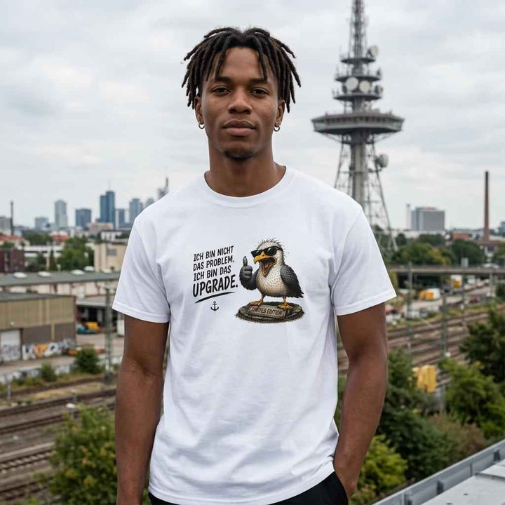Mann mit Dreadlocks in weißem T-Shirt mit Möwen-Print vor Stadtskyline auf einer Dachterrasse