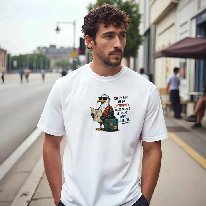 Mann trägt das weiße Möwen-Shirt &