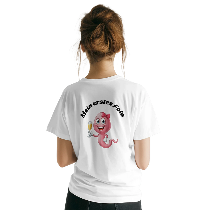 Rückansicht einer Frau mit Dutt im weißen T-Shirt mit Rückenprint &