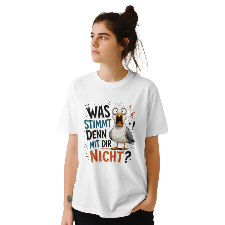 Frau mit Dutt und Arm-Tattoo trägt weißes T-Shirt mit schockierter Möwe im Studio, Seitenprofil