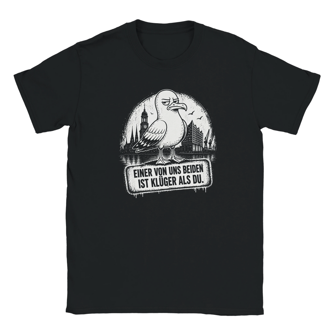 Produktfoto: Schwarzes T-Shirt mit Möwen-Illustration vor Hamburger Skyline, freigestellt ohne Model.