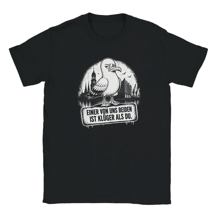 Produktfoto: Schwarzes T-Shirt mit Möwen-Illustration vor Hamburger Skyline, freigestellt ohne Model.