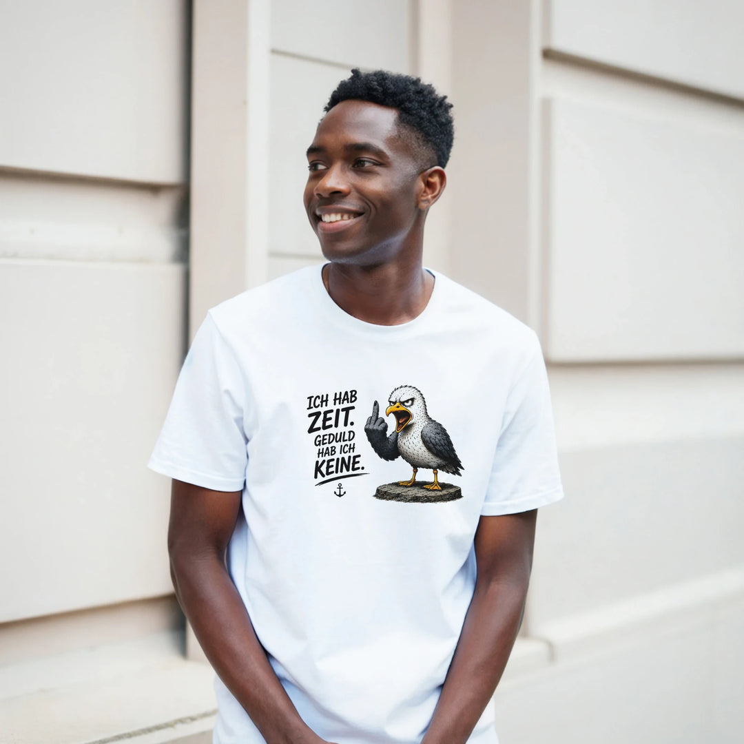 Lächelnder Mann im T-Shirt mit Möwen-Print vor heller Hauswand.