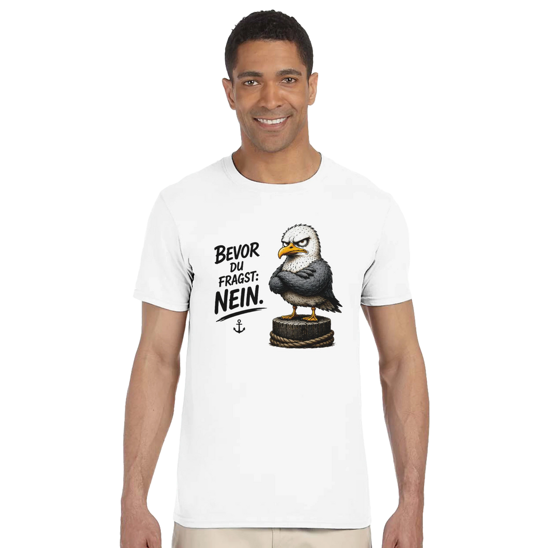 Lächelnder Mann im weißen T-Shirt, Frontansicht vor Studiohintergrund