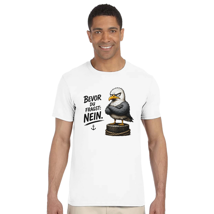 Lächelnder Mann im weißen T-Shirt, Frontansicht vor Studiohintergrund