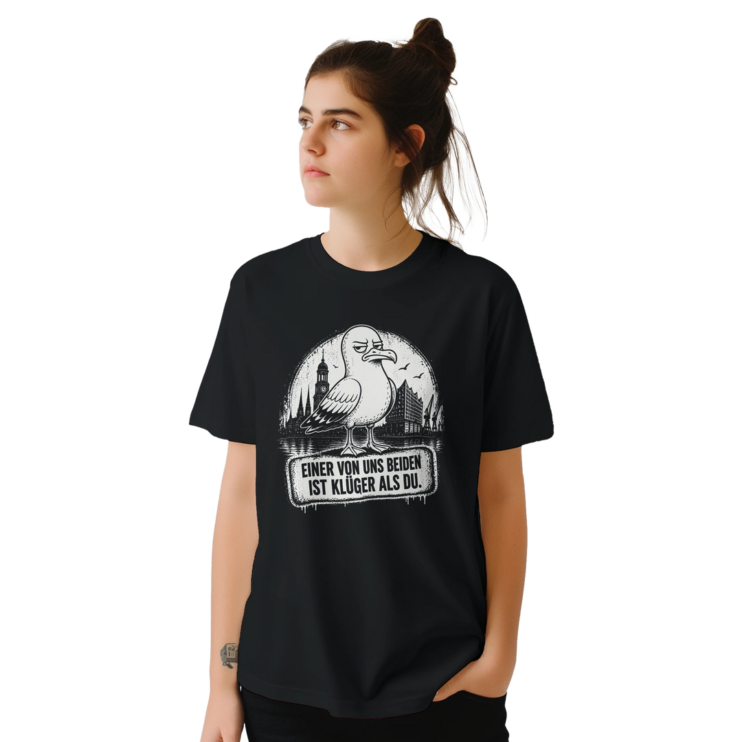 Frau mit Haardutt trägt das T-Shirt mit Möwe und Spruch „Einer von uns beiden ist klüger als du“ in Nahaufnahme.