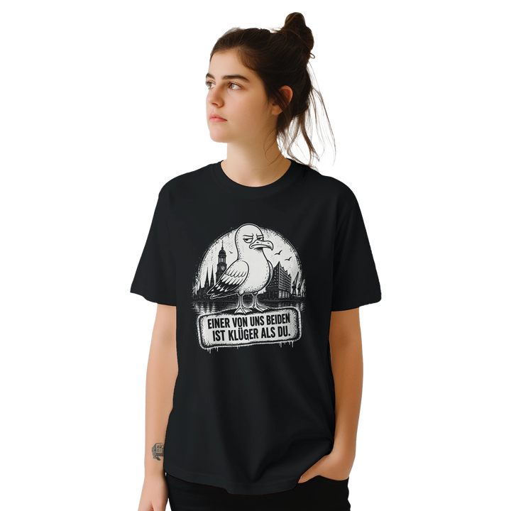 Frau mit Haardutt trägt das T-Shirt mit Möwe und Spruch „Einer von uns beiden ist klüger als du“ in Nahaufnahme.
