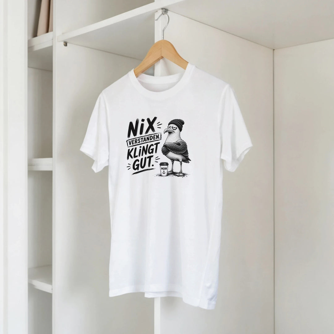Weißes T-Shirt mit grummeliger Möwe im Kleiderschrank hängend