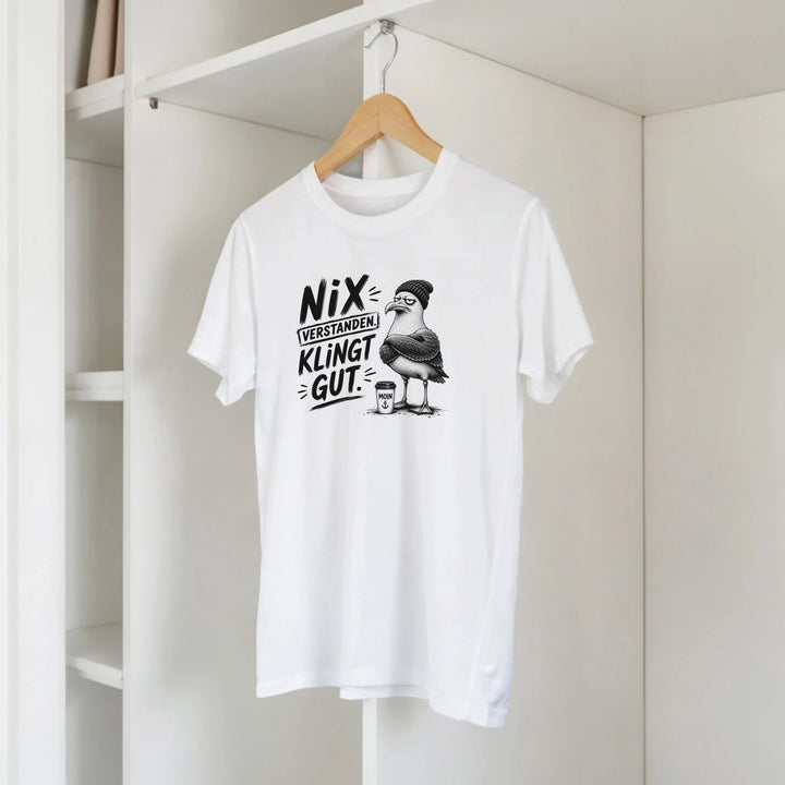 Weißes T-Shirt mit grummeliger Möwe im Kleiderschrank hängend