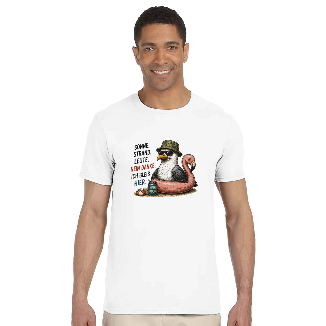 Lächelnder Mann im weißen T-Shirt mit Möwen-Print vor weißem Studiohintergrund, kombiniert mit beiger Hose.