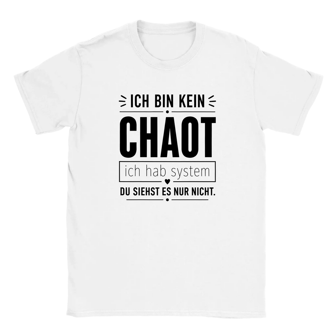 Weißes „Ich bin kein Chaot – ich hab System“ T-Shirt als Flatlay