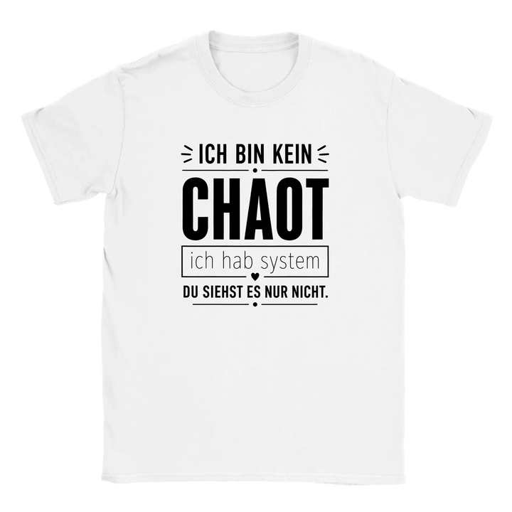 Weißes „Ich bin kein Chaot – ich hab System“ T-Shirt als Flatlay