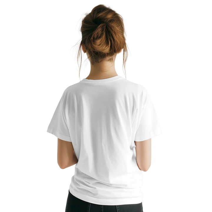 Rückansicht des unbedruckten weißen T-Shirts, Model mit Dutt von hinten fotografiert