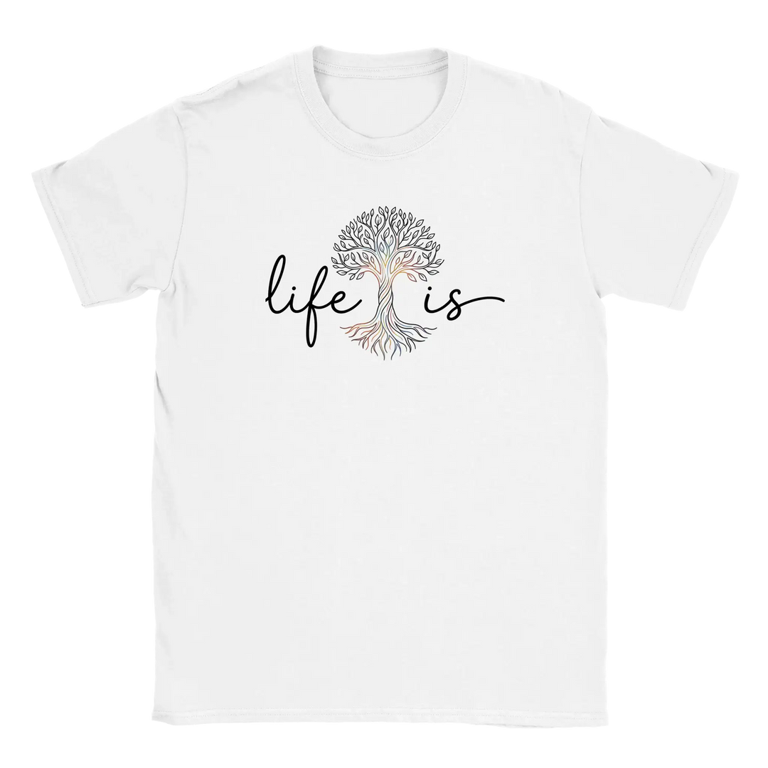 Flatlay des weißen T-Shirts mit Lebensbaum-Motiv und Schriftzug &