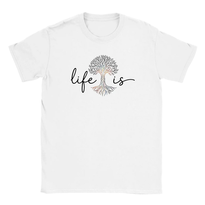 Flatlay des weißen T-Shirts mit Lebensbaum-Motiv und Schriftzug &
