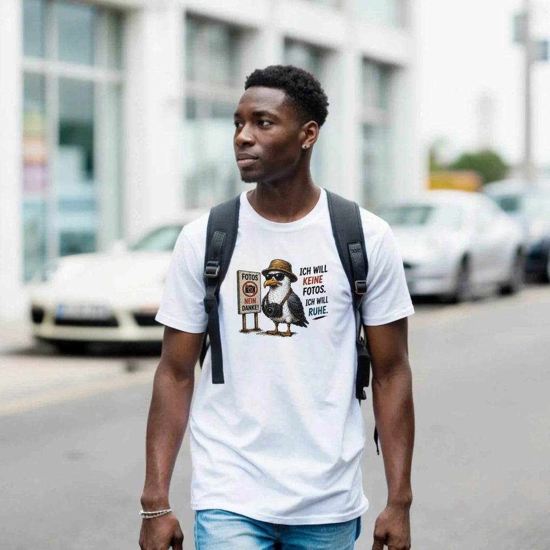Mann mit Rucksack trägt das weiße Möwen-Shirt mit Kamera-Motiv beim Stadtspaziergang.