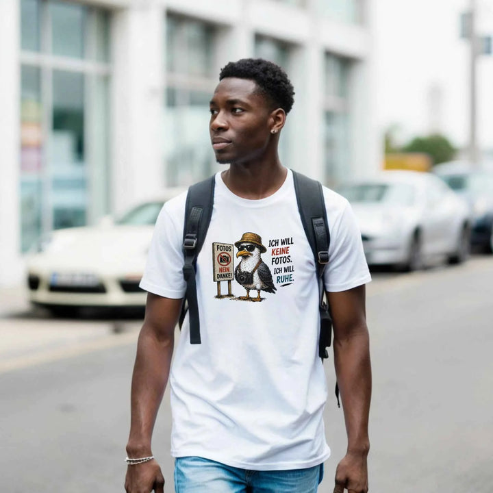 Mann mit Rucksack trägt das weiße Möwen-Shirt mit Kamera-Motiv beim Stadtspaziergang.