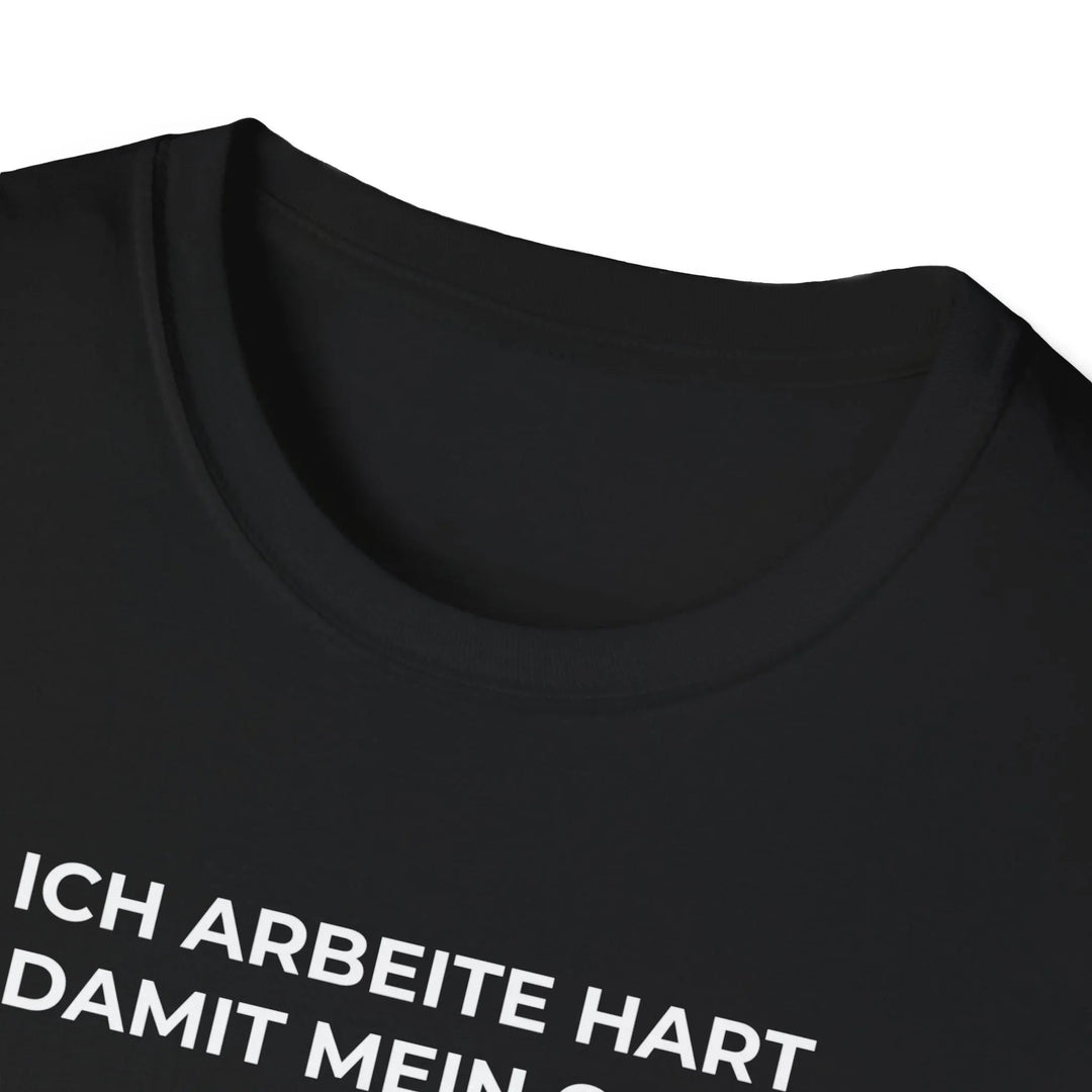 Ich arbeite hart damit mein Chef reich bleibt – Lustiges Büro T Shirt mit Sarkasmus - KlareAnsage