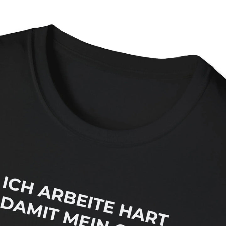 Ich arbeite hart damit mein Chef reich bleibt – Lustiges Büro T Shirt mit Sarkasmus - KlareAnsage