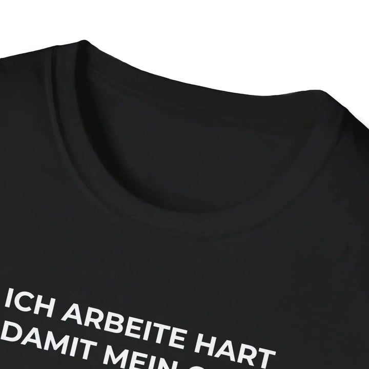 Ich arbeite hart damit mein Chef reich bleibt – Lustiges Büro T Shirt mit Sarkasmus - KlareAnsage