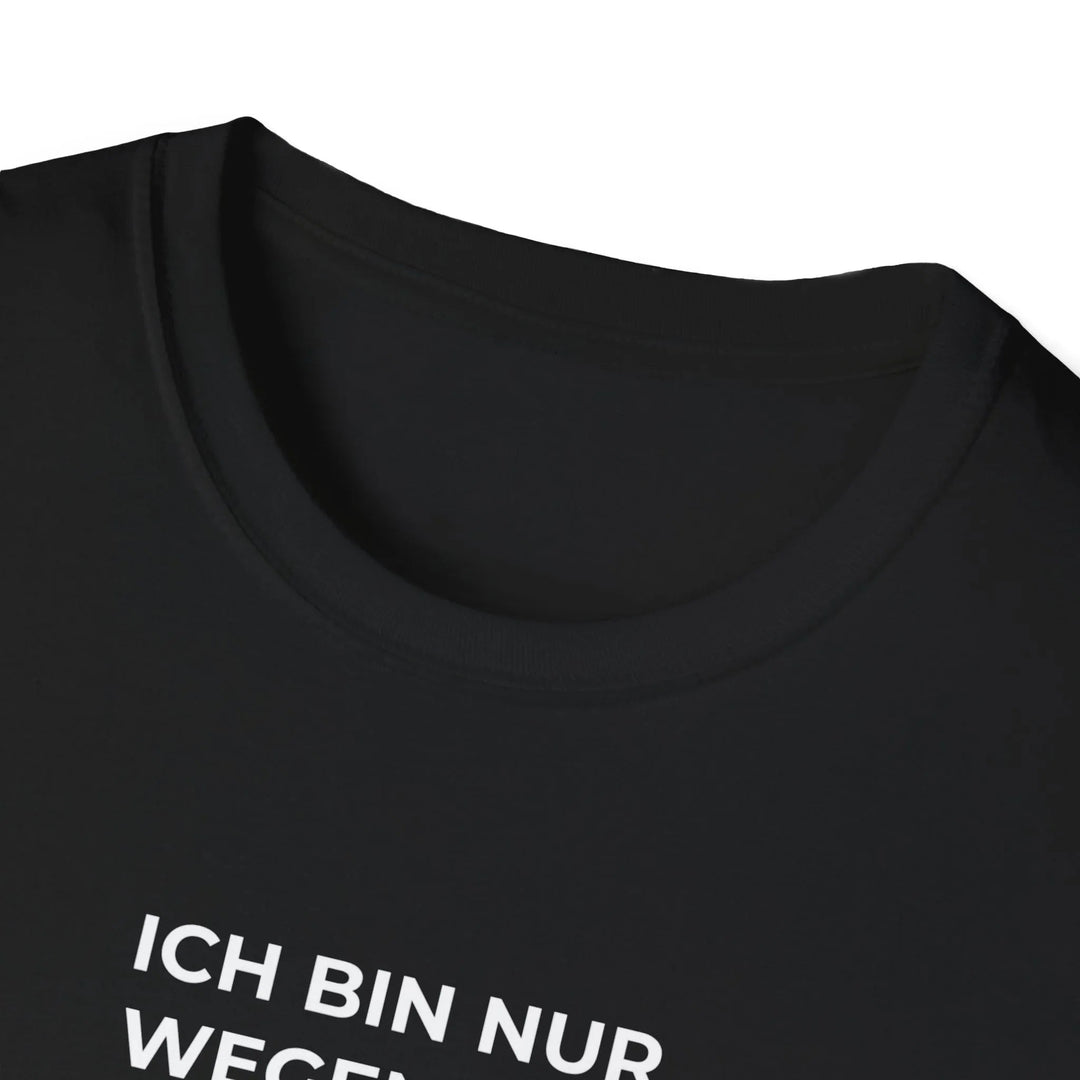 Ich bin nur wegen des Gehalts hier – Lustiges Büro T Shirt mit Sarkasmus - KlareAnsage
