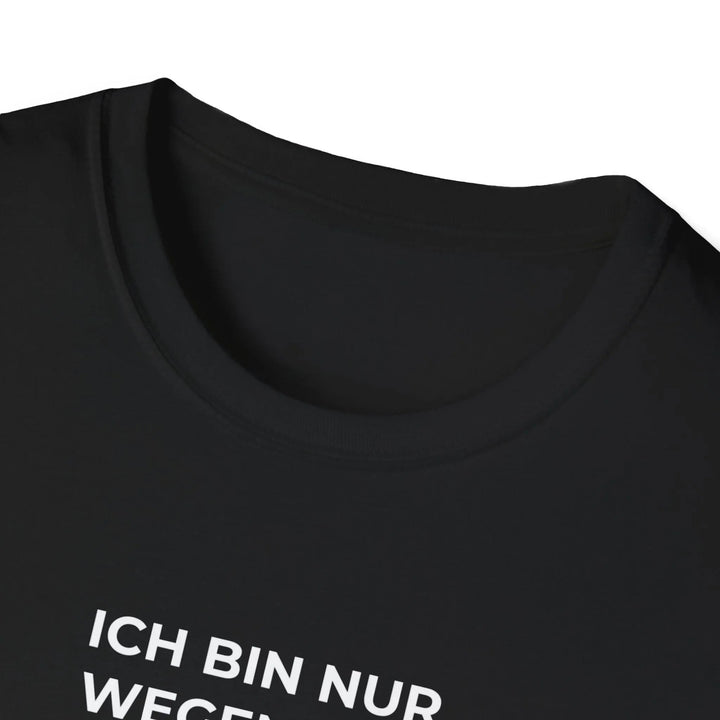 Ich bin nur wegen des Gehalts hier – Lustiges Büro T Shirt mit Sarkasmus - KlareAnsage
