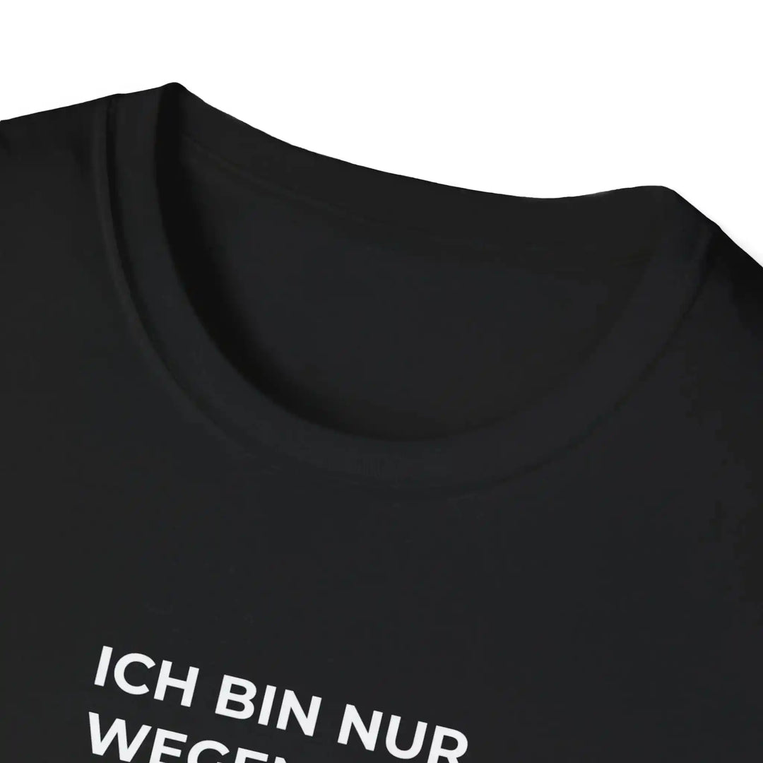 Ich bin nur wegen des Gehalts hier – Lustiges Büro T Shirt mit Sarkasmus - KlareAnsage