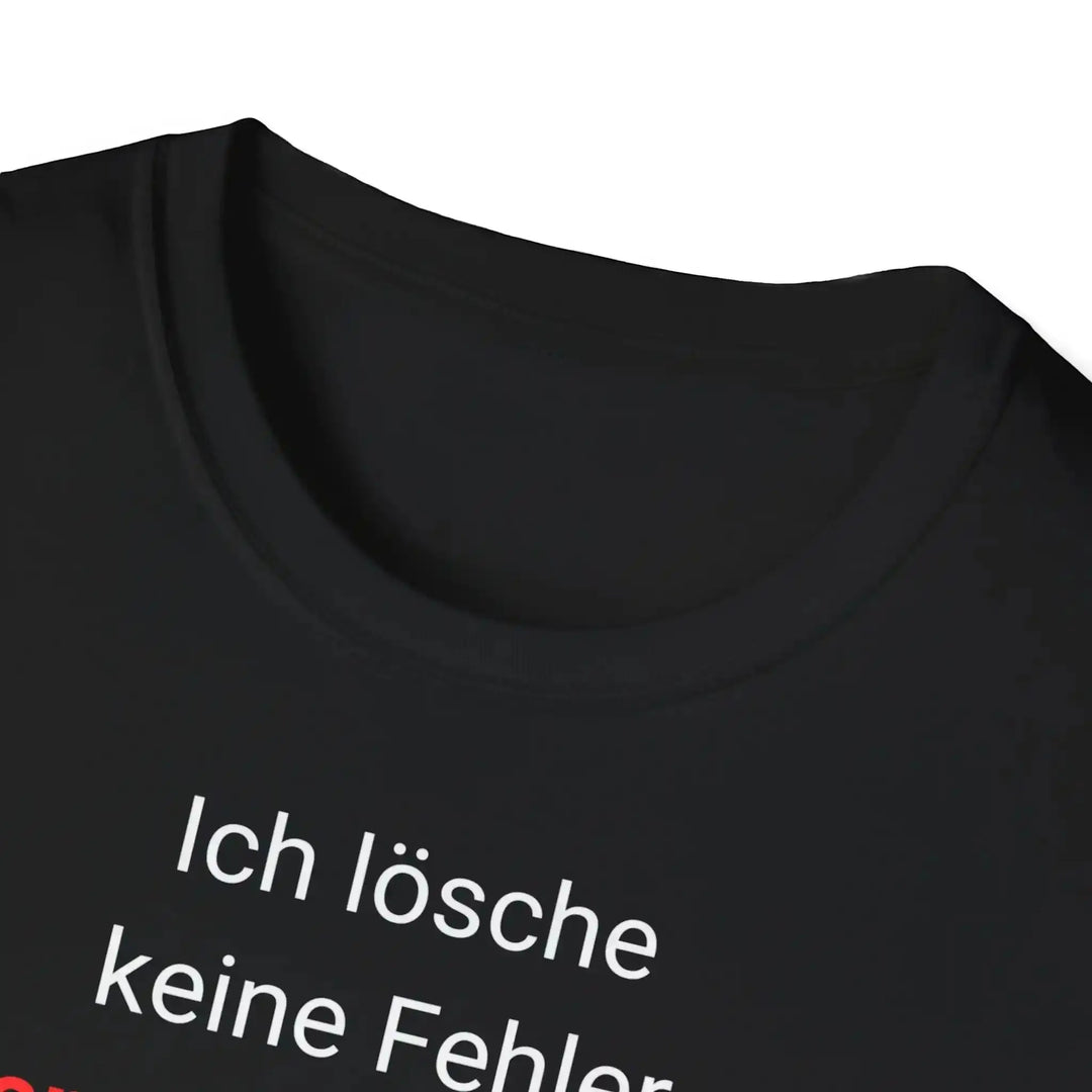 Nahaufnahme von Kragen und oberer Textzeile „Ich lösche keine Fehler.“ auf dem schwarzen Entwickler-Shirt.
