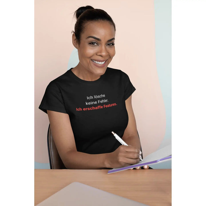 Ich lösche keine Fehler. Ich erschaffe Features. – Entwickler T-Shirt - KlareAnsage