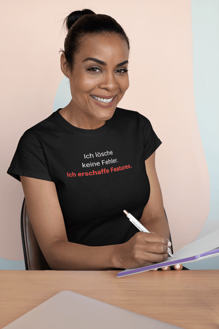 Ich lösche keine Fehler. Ich erschaffe Features. – Entwickler T-Shirt - KlareAnsage