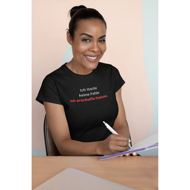Ich lösche keine Fehler. Ich erschaffe Features. – Entwickler T-Shirt - KlareAnsage