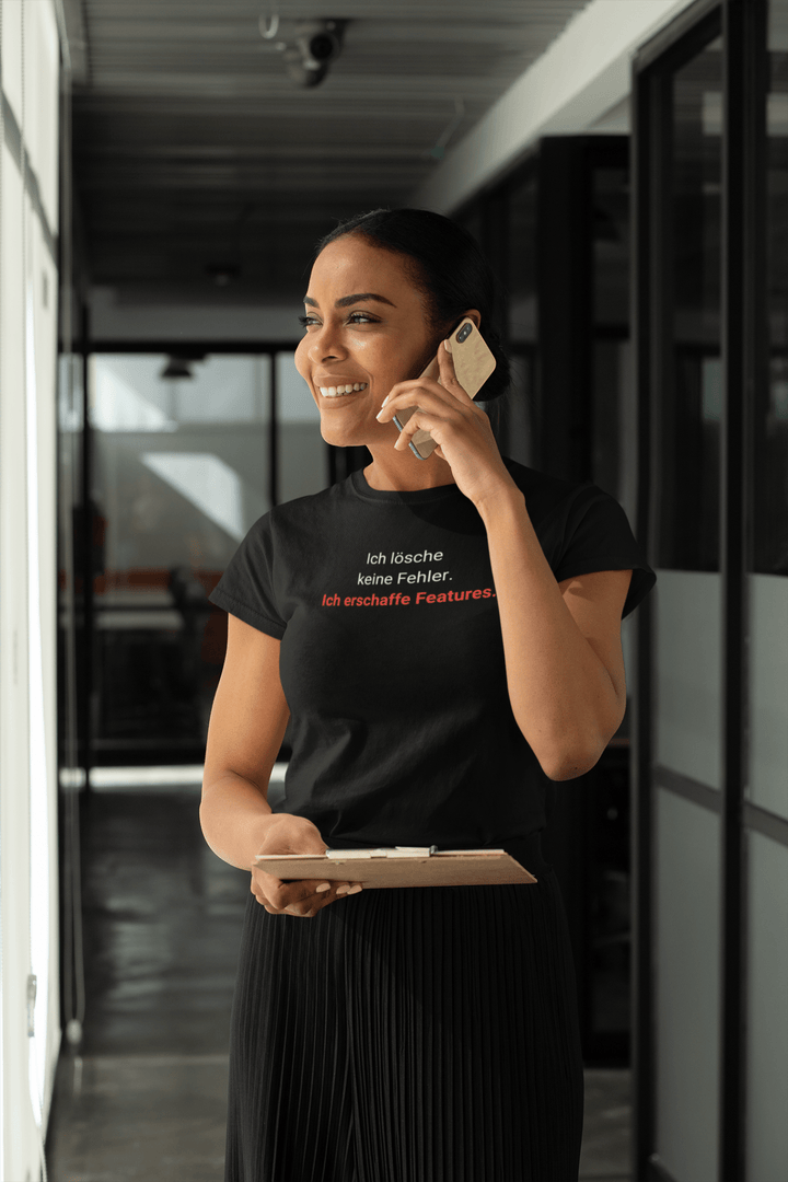 Ich lösche keine Fehler. Ich erschaffe Features. – Entwickler T-Shirt - KlareAnsage
