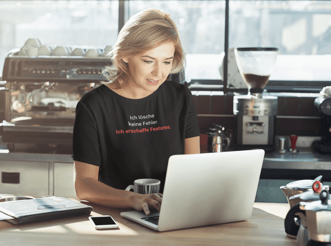 Ich lösche keine Fehler. Ich erschaffe Features. – Entwickler T-Shirt - KlareAnsage