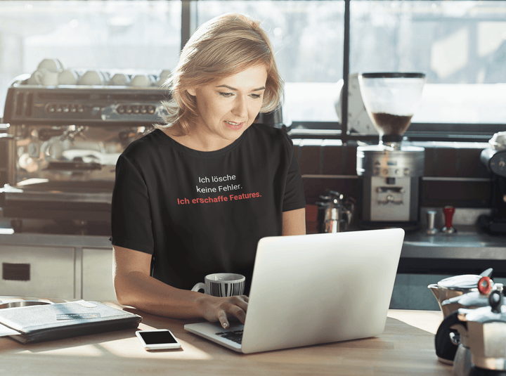 Ich lösche keine Fehler. Ich erschaffe Features. – Entwickler T-Shirt - KlareAnsage
