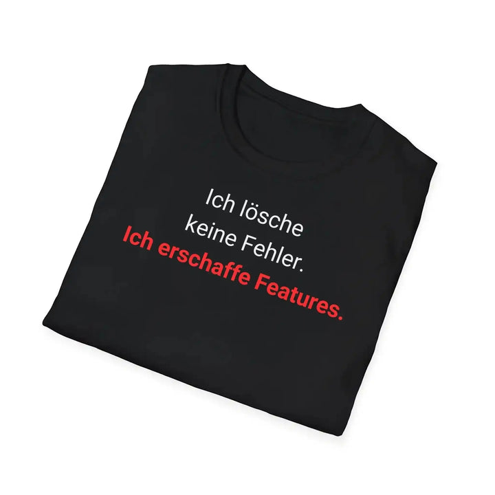 Zusammengelegtes schwarzes Entwickler-T-Shirt, diagonal drapiert mit sichtbarem Spruch-Aufdruck.