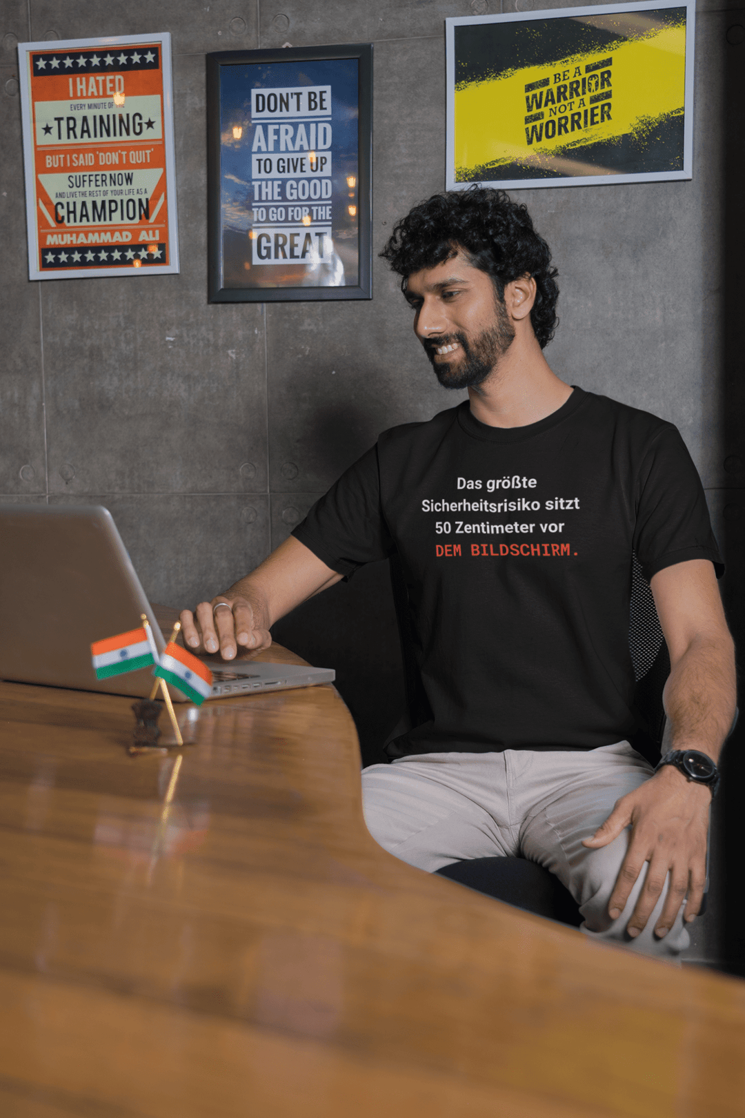 IT - Security T-Shirt mit Spruch – Das größte Sicherheitsrisiko sitzt 50 Zentimeter vor dem Bildschirm - KlareAnsage