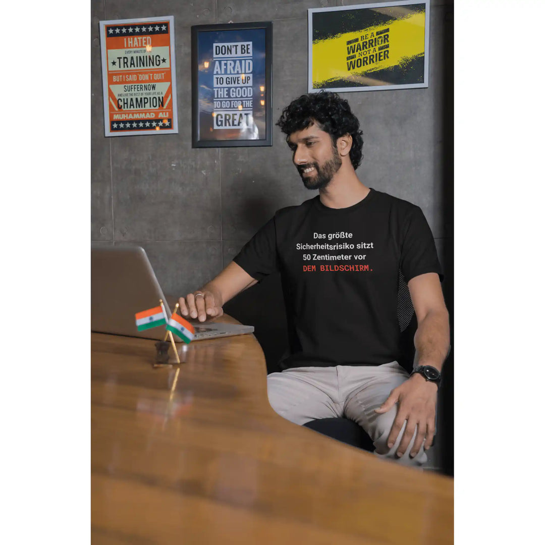 IT - Security T-Shirt mit Spruch – Das größte Sicherheitsrisiko sitzt 50 Zentimeter vor dem Bildschirm - KlareAnsage