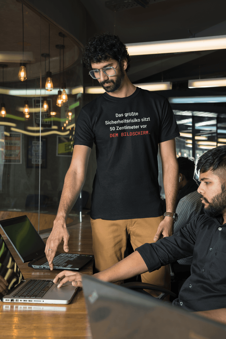 IT - Security T-Shirt mit Spruch – Das größte Sicherheitsrisiko sitzt 50 Zentimeter vor dem Bildschirm - KlareAnsage