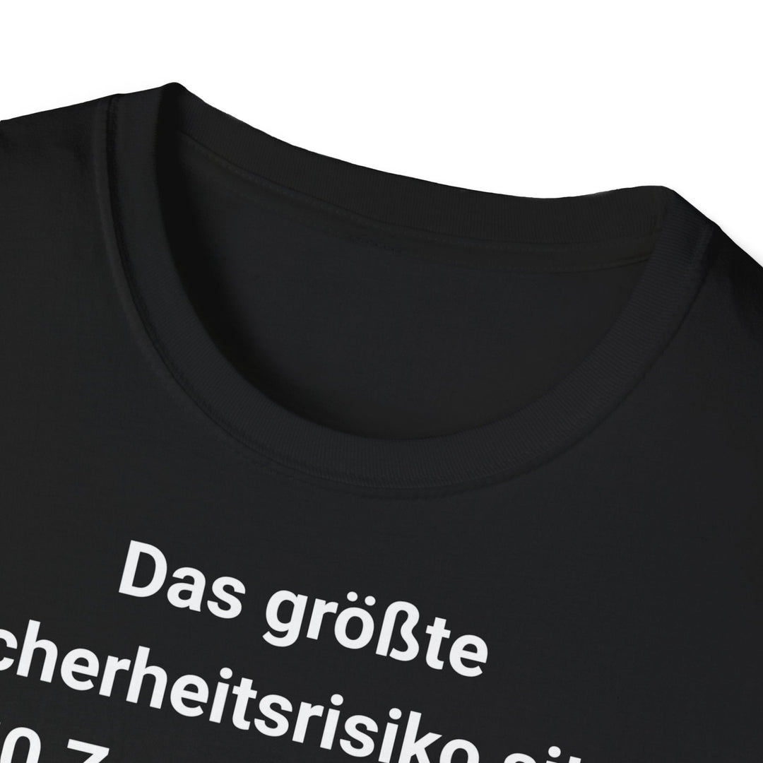 IT - Security T-Shirt mit Spruch – Das größte Sicherheitsrisiko sitzt 50 Zentimeter vor dem Bildschirm - KlareAnsage