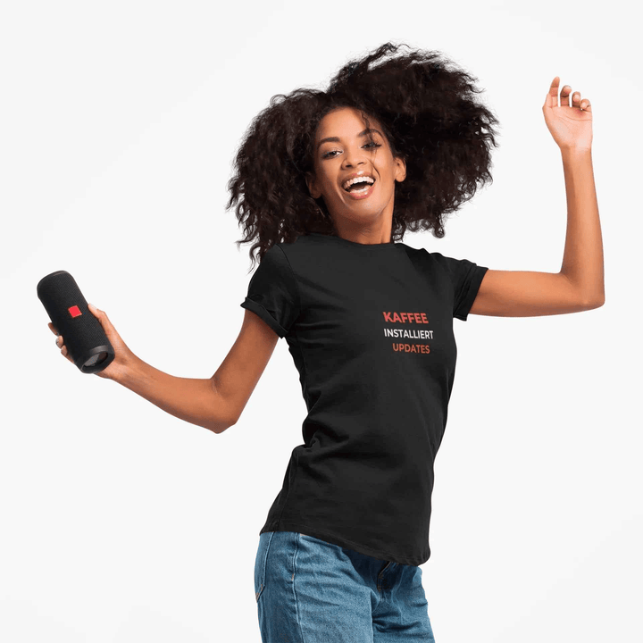 Kaffee installiert Updates – Lustiges IT T-Shirt mit Kaffee Spruch - KlareAnsage