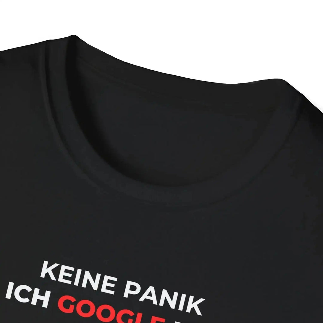 Nahaufnahme von Kragen und Print „Keine Panik ich google das schon“ auf schwarzem T-Shirt