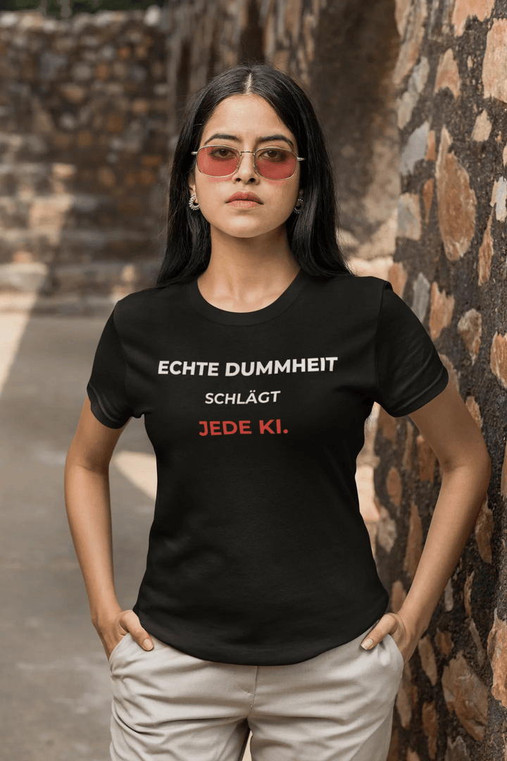 Klare Ansage: Echte Dummheit schlägt jede KI – Unisex Shirt - KlareAnsage