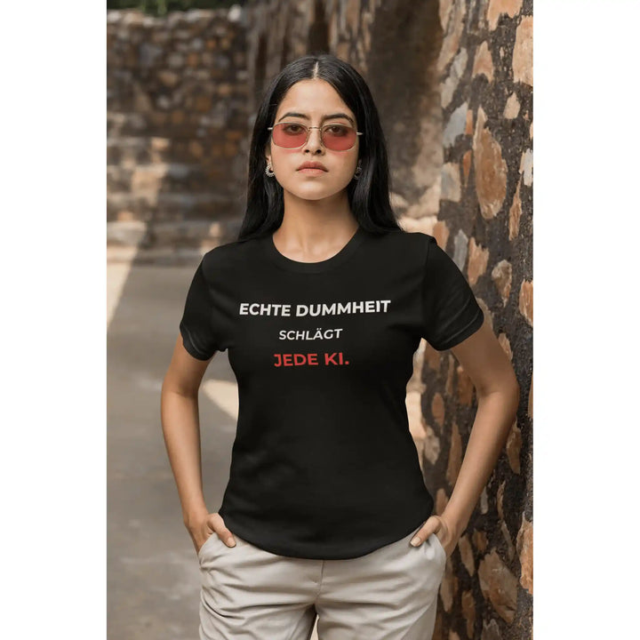 Klare Ansage: Echte Dummheit schlägt jede KI – Unisex Shirt - KlareAnsage