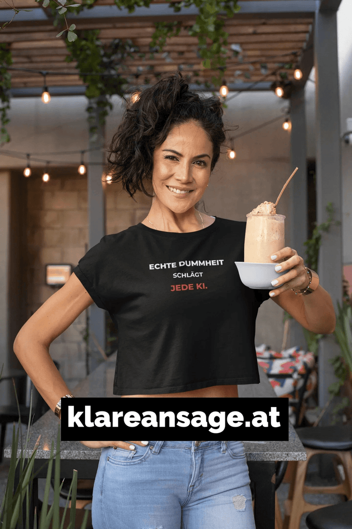 Klare Ansage: Echte Dummheit schlägt jede KI – Unisex Shirt - KlareAnsage